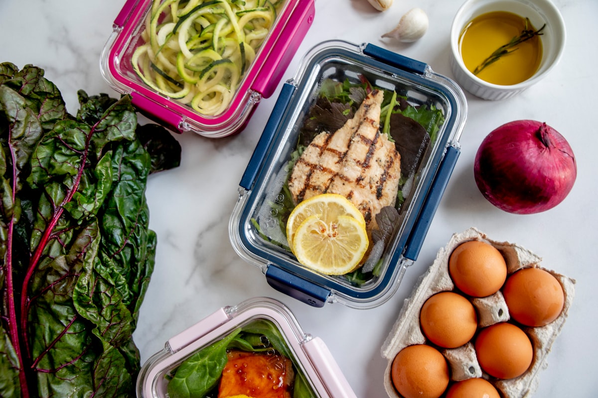 Piatto di pollo alle erbe aromatiche